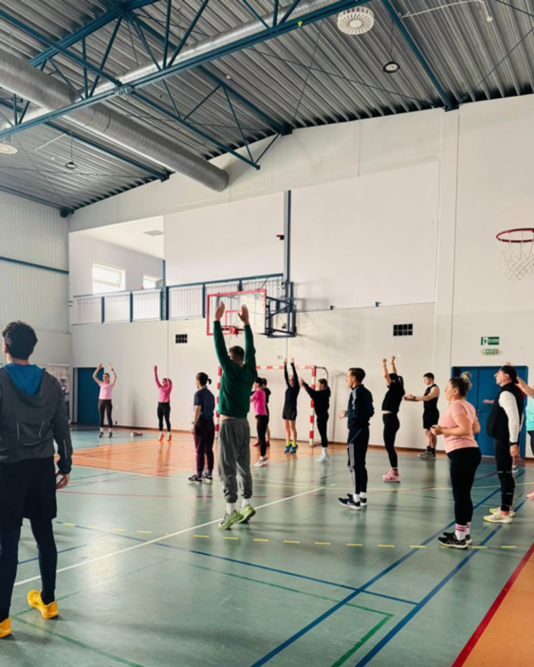 Warsztat biegowy Rehability dla firmy – fizjoterapeuta pracuje z uczestnikami